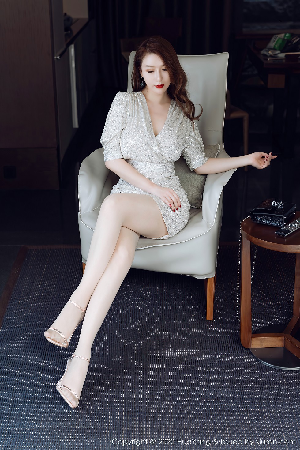 [HuaYang花漾]Vol.283_女神Egg-尤妮丝三亚旅拍华丽典雅礼裙半脱秀丰满身材诱惑写真53P