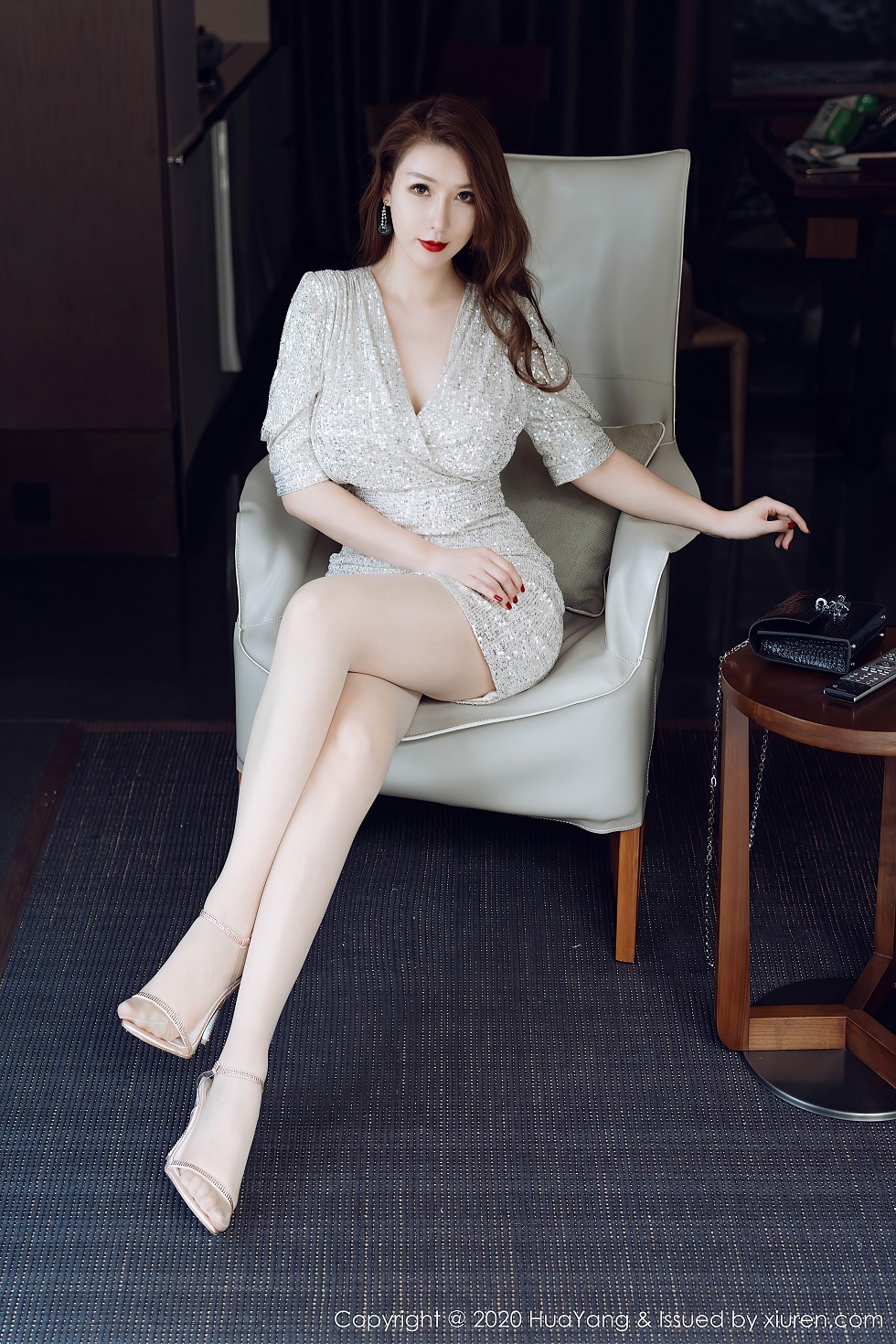 [HuaYang花漾]Vol.283_女神Egg-尤妮丝三亚旅拍华丽典雅礼裙半脱秀丰满身材诱惑写真53P