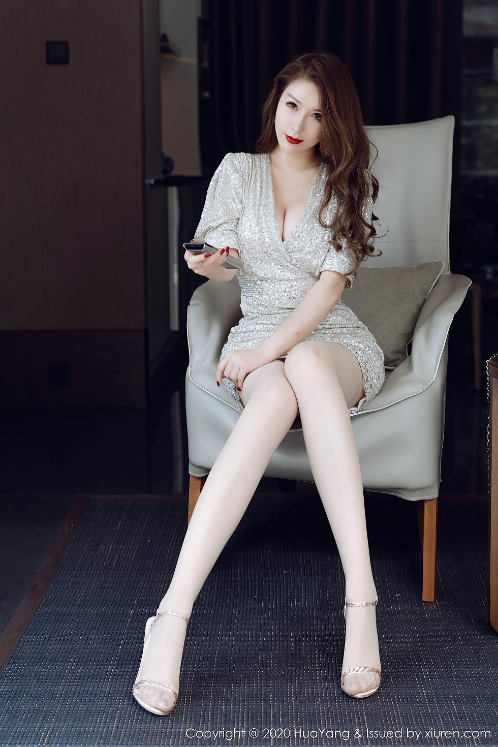 [HuaYang花漾]Vol.283_女神Egg-尤妮丝三亚旅拍华丽典雅礼裙半脱秀丰满身材诱惑写真53P