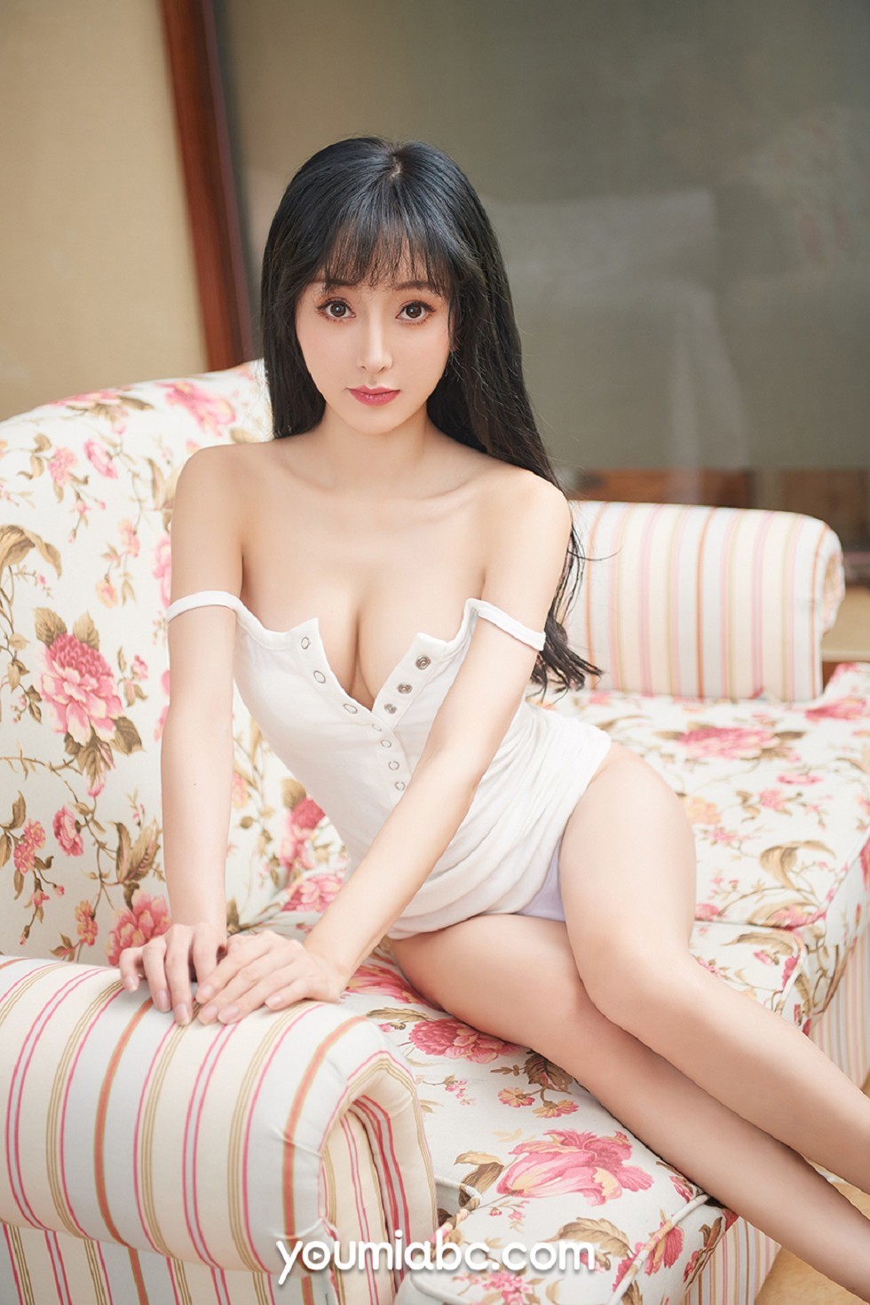 [YouMi尤蜜]Vol.324_嫩模李纤纤居家私房性感白色内衣配丁字裤半脱露翘臀诱惑写真26P