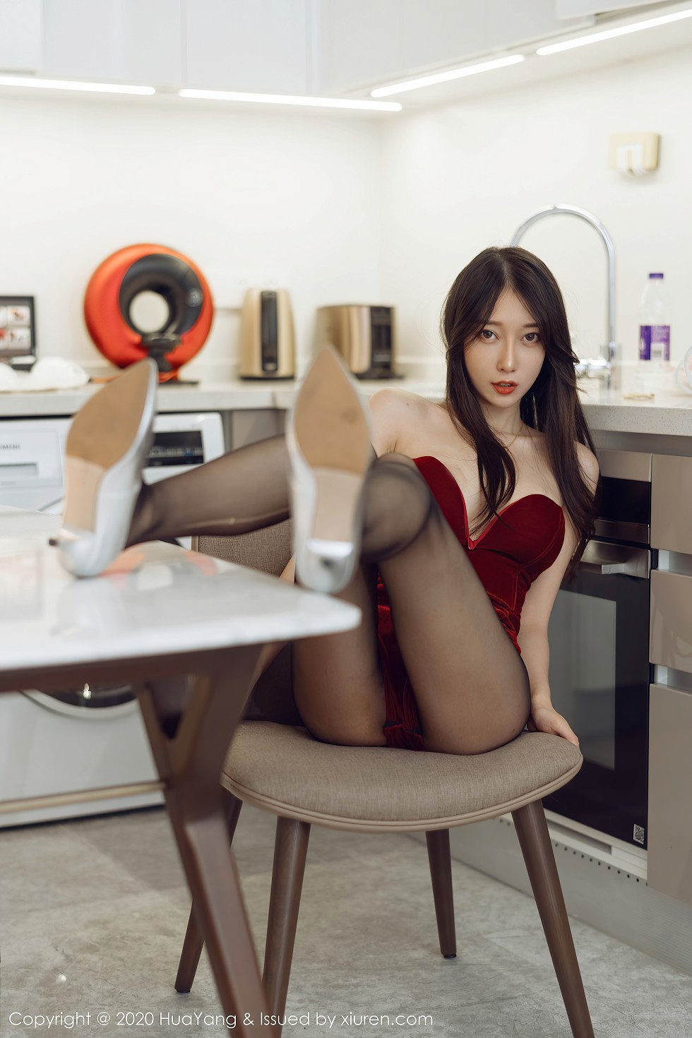 [HuaYang花漾]Vol.284_模特玥儿玥er酒红色典雅礼裙配黑丝裤袜秀完美身材诱惑写真71P