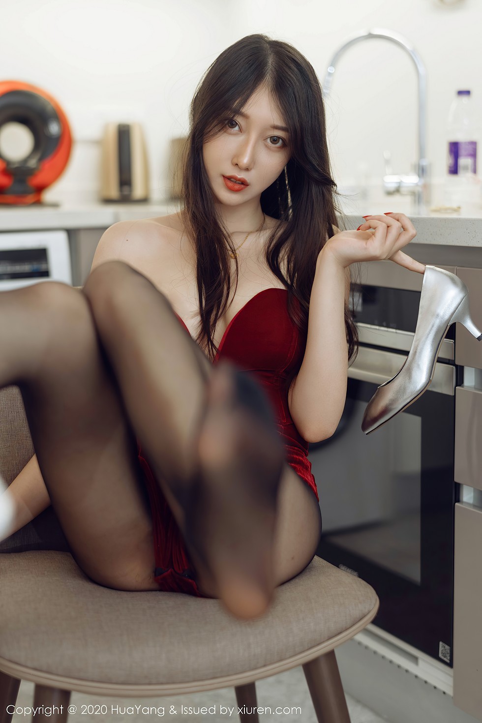 [HuaYang花漾]Vol.284_模特玥儿玥er酒红色典雅礼裙配黑丝裤袜秀完美身材诱惑写真71P