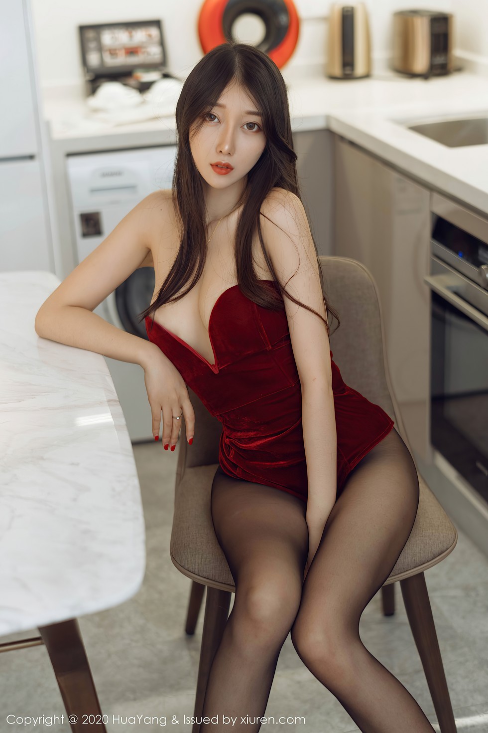 [HuaYang花漾]Vol.284_模特玥儿玥er酒红色典雅礼裙配黑丝裤袜秀完美身材诱惑写真71P
