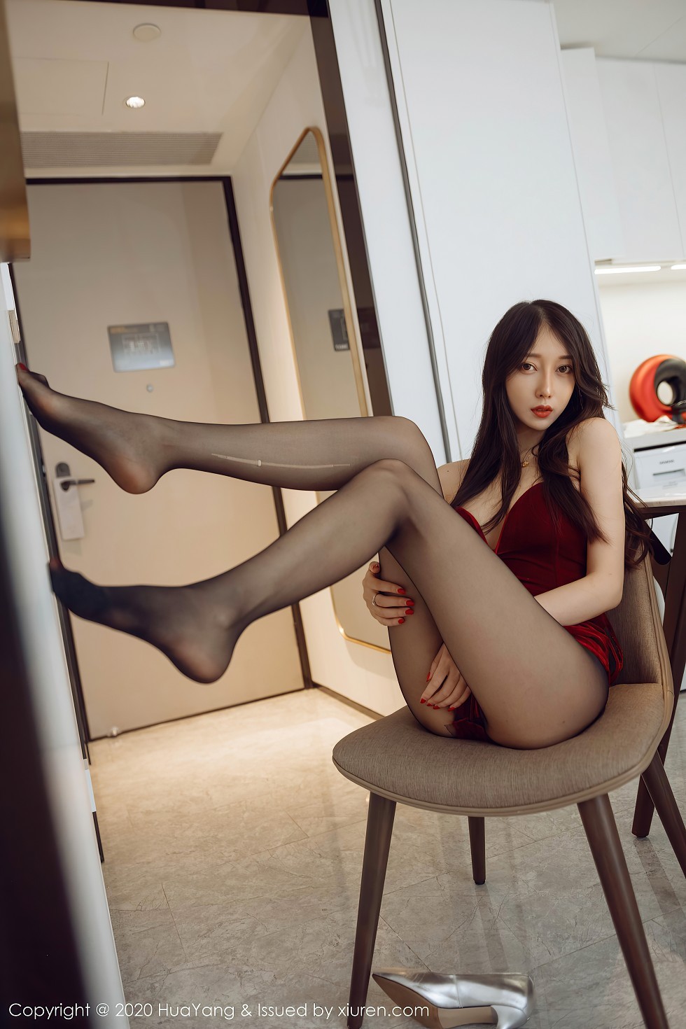[HuaYang花漾]Vol.284_模特玥儿玥er酒红色典雅礼裙配黑丝裤袜秀完美身材诱惑写真71P
