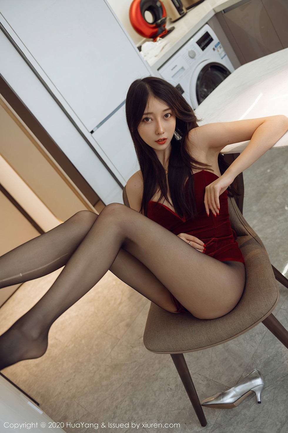 [HuaYang花漾]Vol.284_模特玥儿玥er酒红色典雅礼裙配黑丝裤袜秀完美身材诱惑写真71P