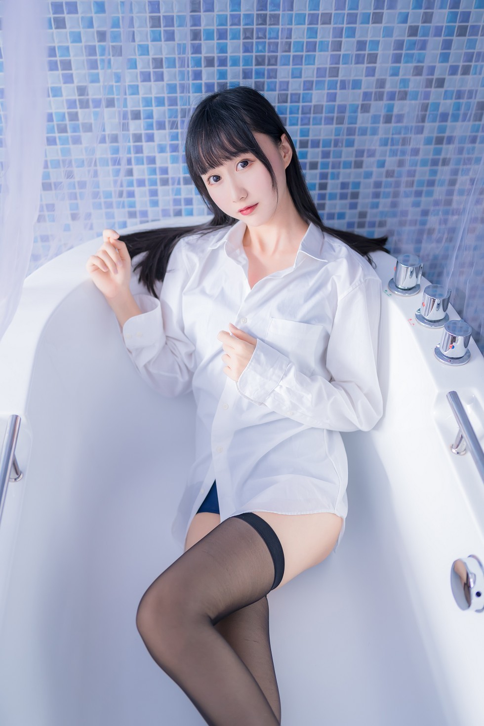 [喵糖映画]Vol.233_白衬衣美少女私房浴缸里性感死库水配黑丝袜秀完美身材诱惑写真30P