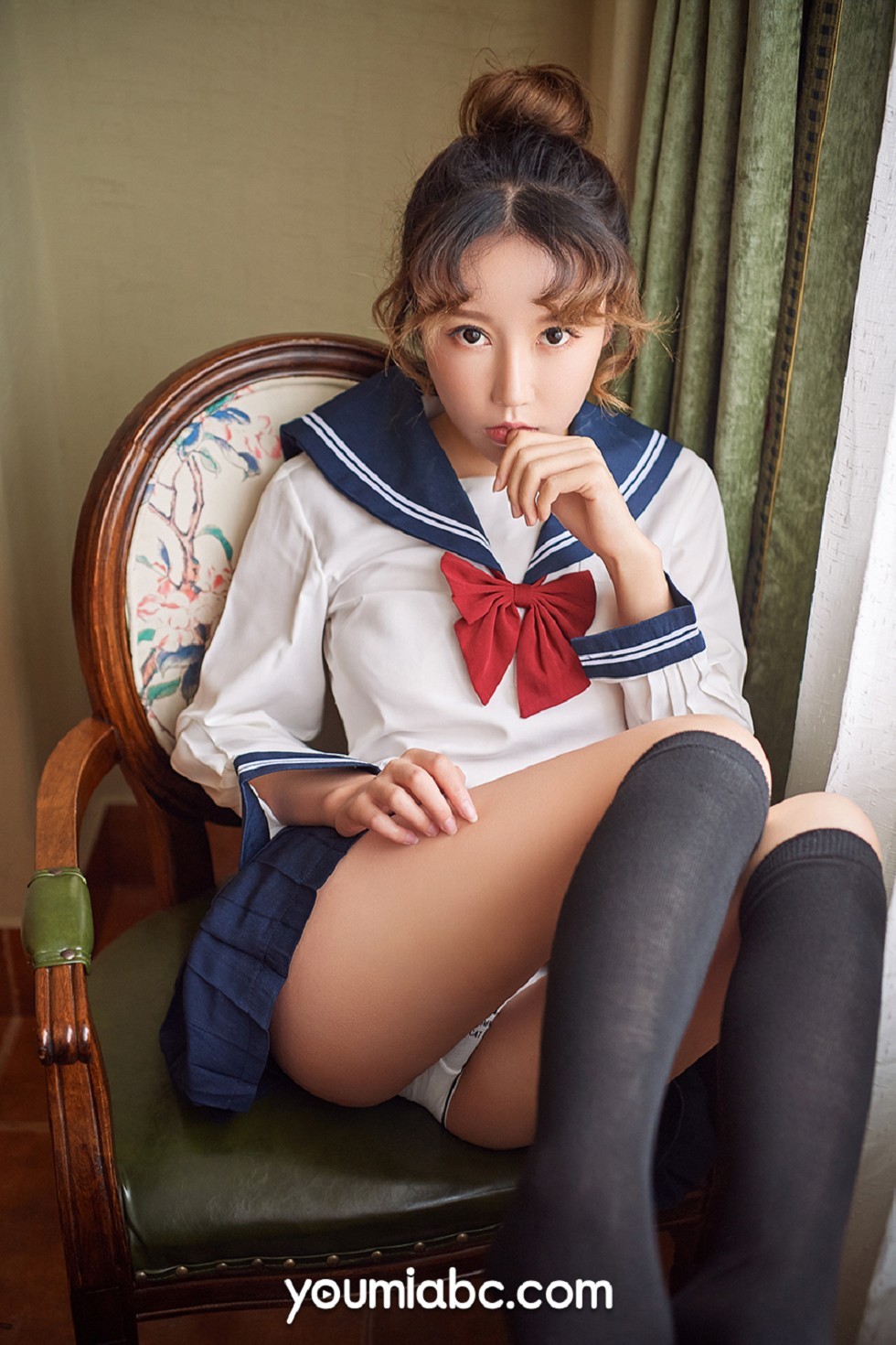 [YouMi尤蜜]Vol.325_嫩模瑶瑶绝色学妹主题私房脱黑色短裙秀翘臀美腿诱惑写真25P