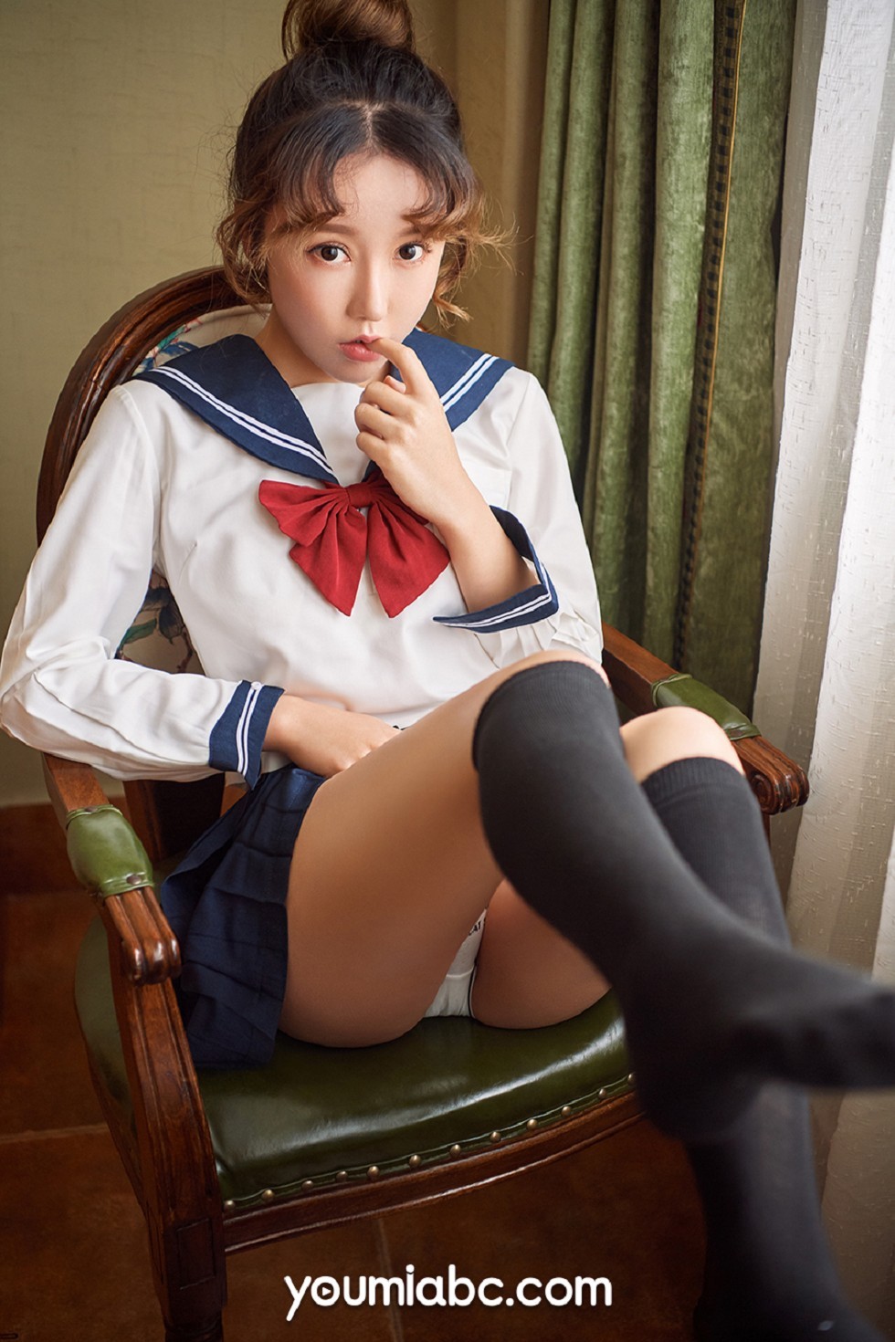 [YouMi尤蜜]Vol.325_嫩模瑶瑶绝色学妹主题私房脱黑色短裙秀翘臀美腿诱惑写真25P