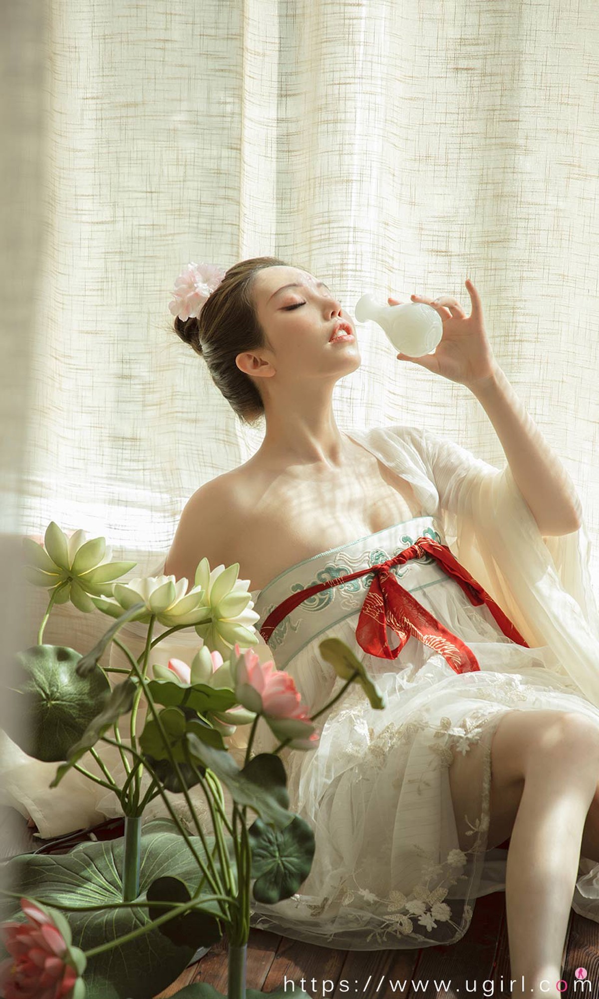[Ugirls爱尤物]No.1923_嫩模妮小妖中秋花满月夜主题低胸古典服饰秀豪乳诱惑写真35P