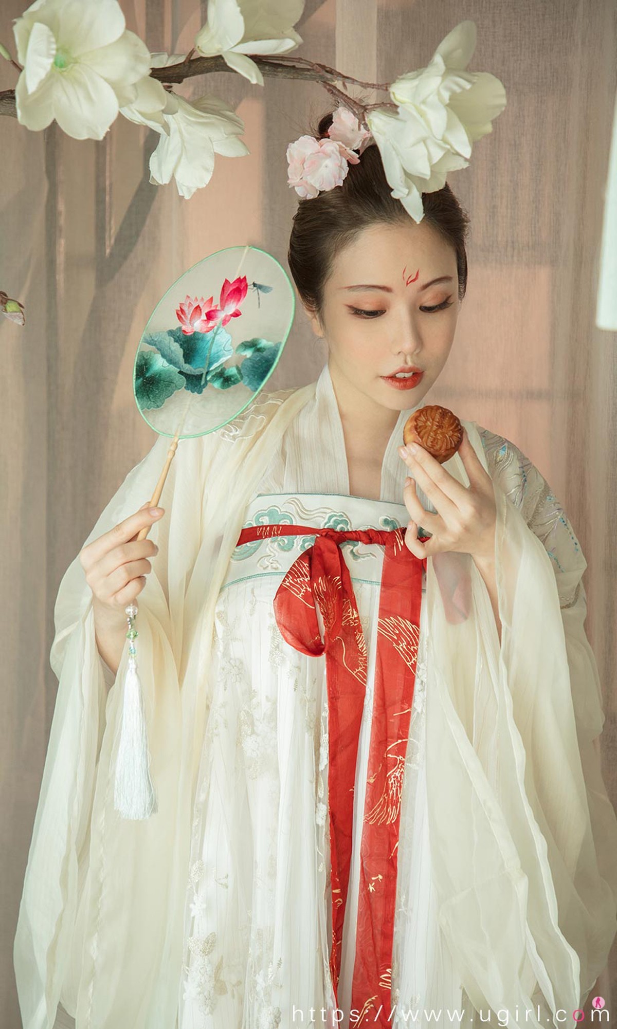 [Ugirls爱尤物]No.1923_嫩模妮小妖中秋花满月夜主题低胸古典服饰秀豪乳诱惑写真35P