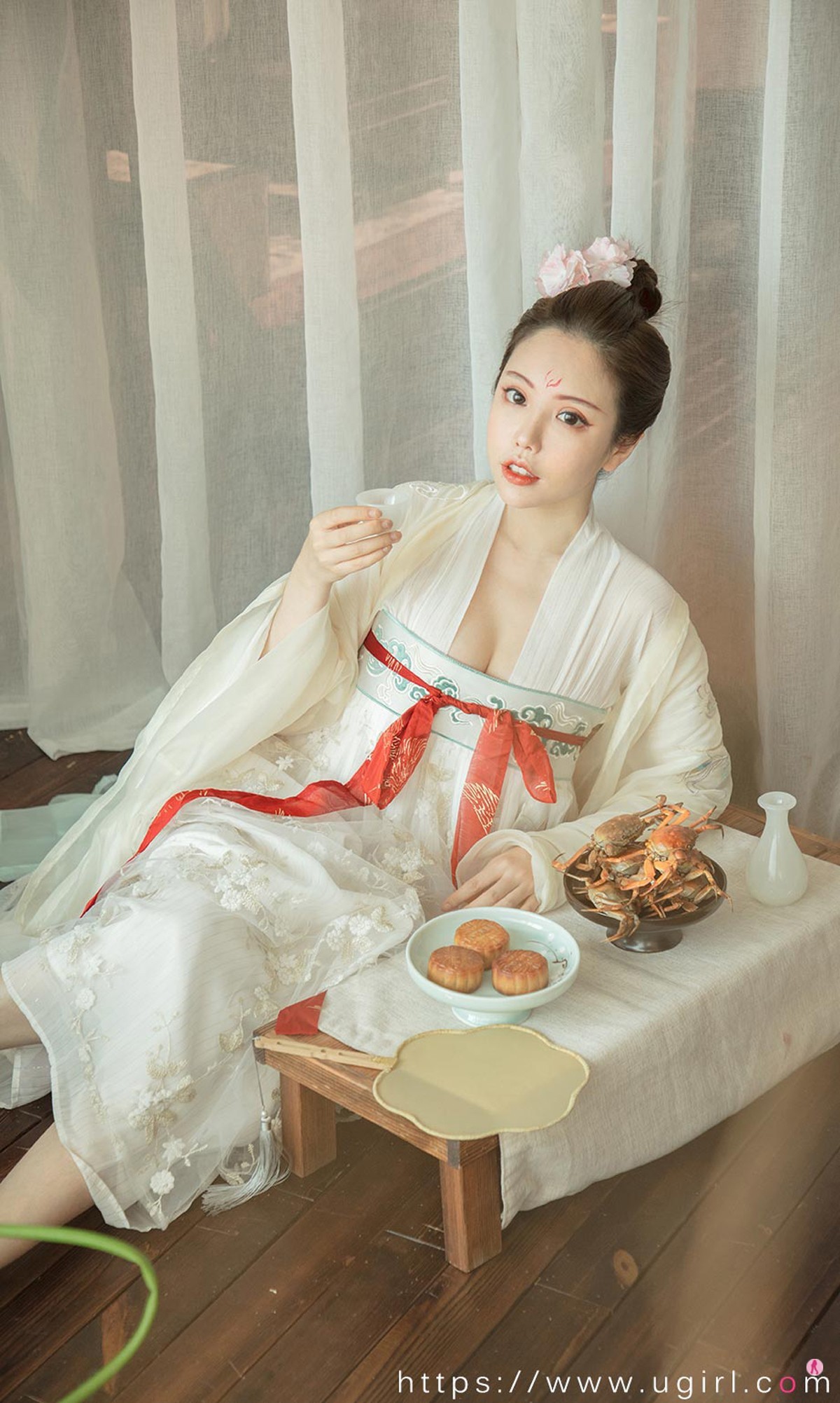 [Ugirls爱尤物]No.1923_嫩模妮小妖中秋花满月夜主题低胸古典服饰秀豪乳诱惑写真35P
