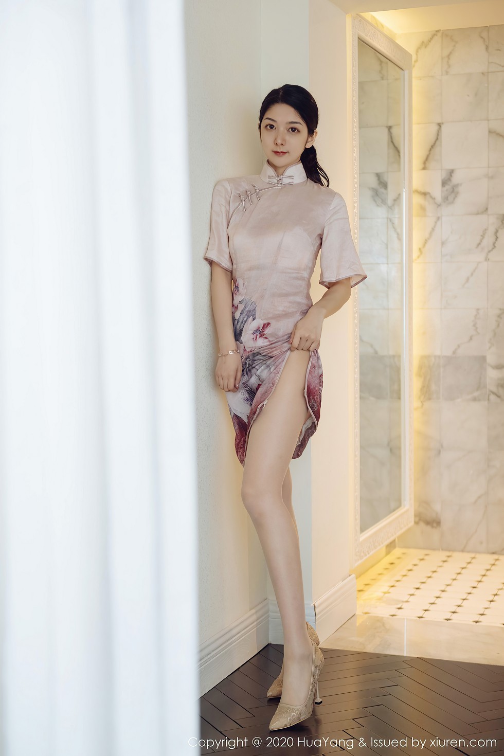 [HuaYang花漾]Vol.285_女神Angela小热巴云南旅拍典雅吊裙+古韵旗袍完美诱惑写真60P