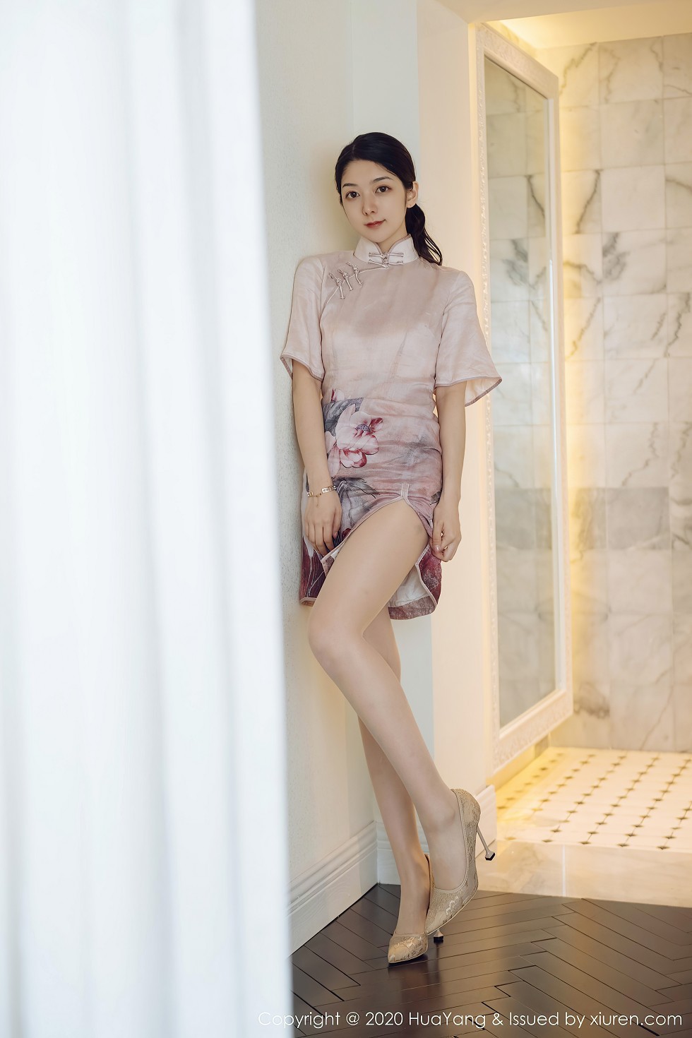[HuaYang花漾]Vol.285_女神Angela小热巴云南旅拍典雅吊裙+古韵旗袍完美诱惑写真60P