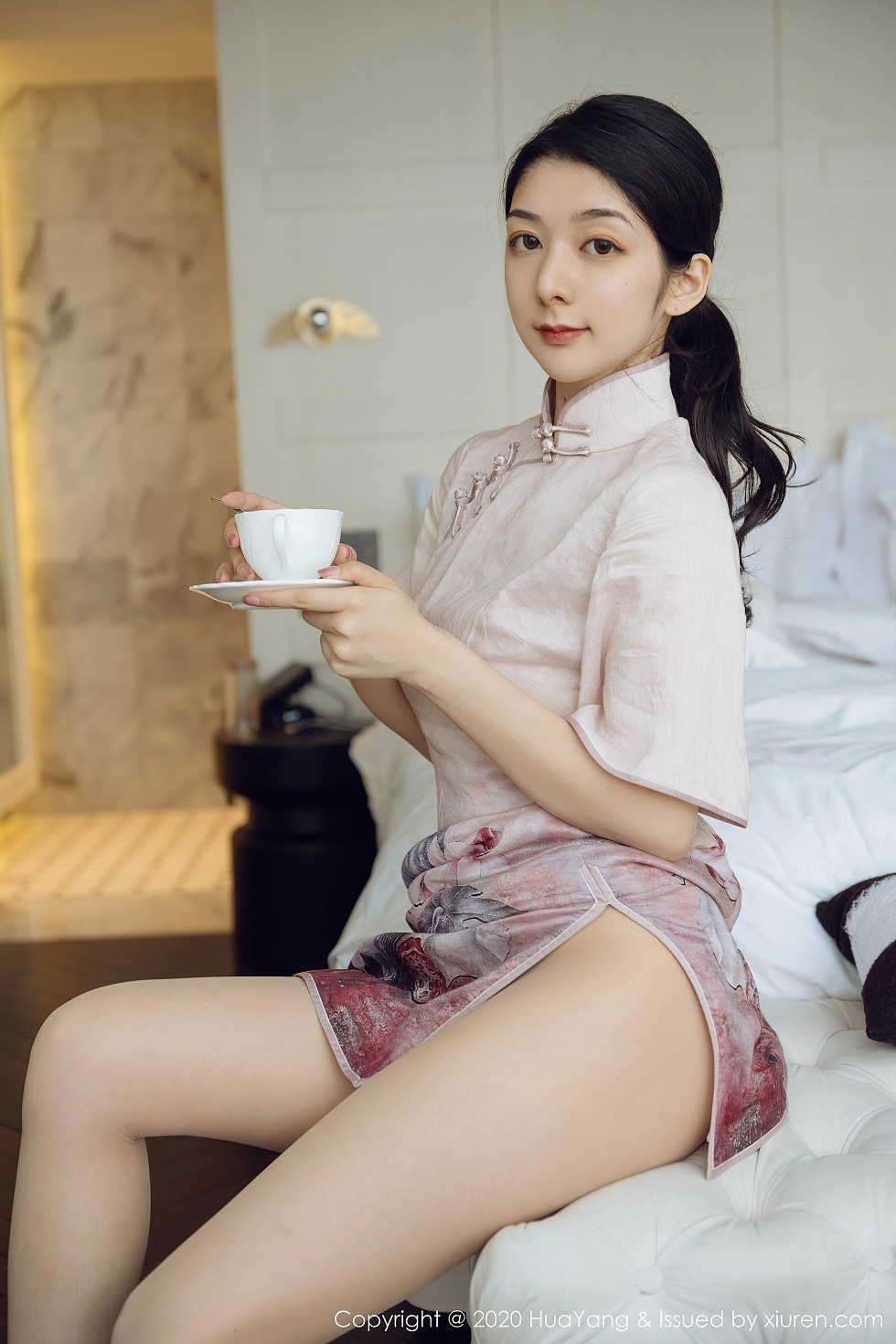 [HuaYang花漾]Vol.285_女神Angela小热巴云南旅拍典雅吊裙+古韵旗袍完美诱惑写真60P