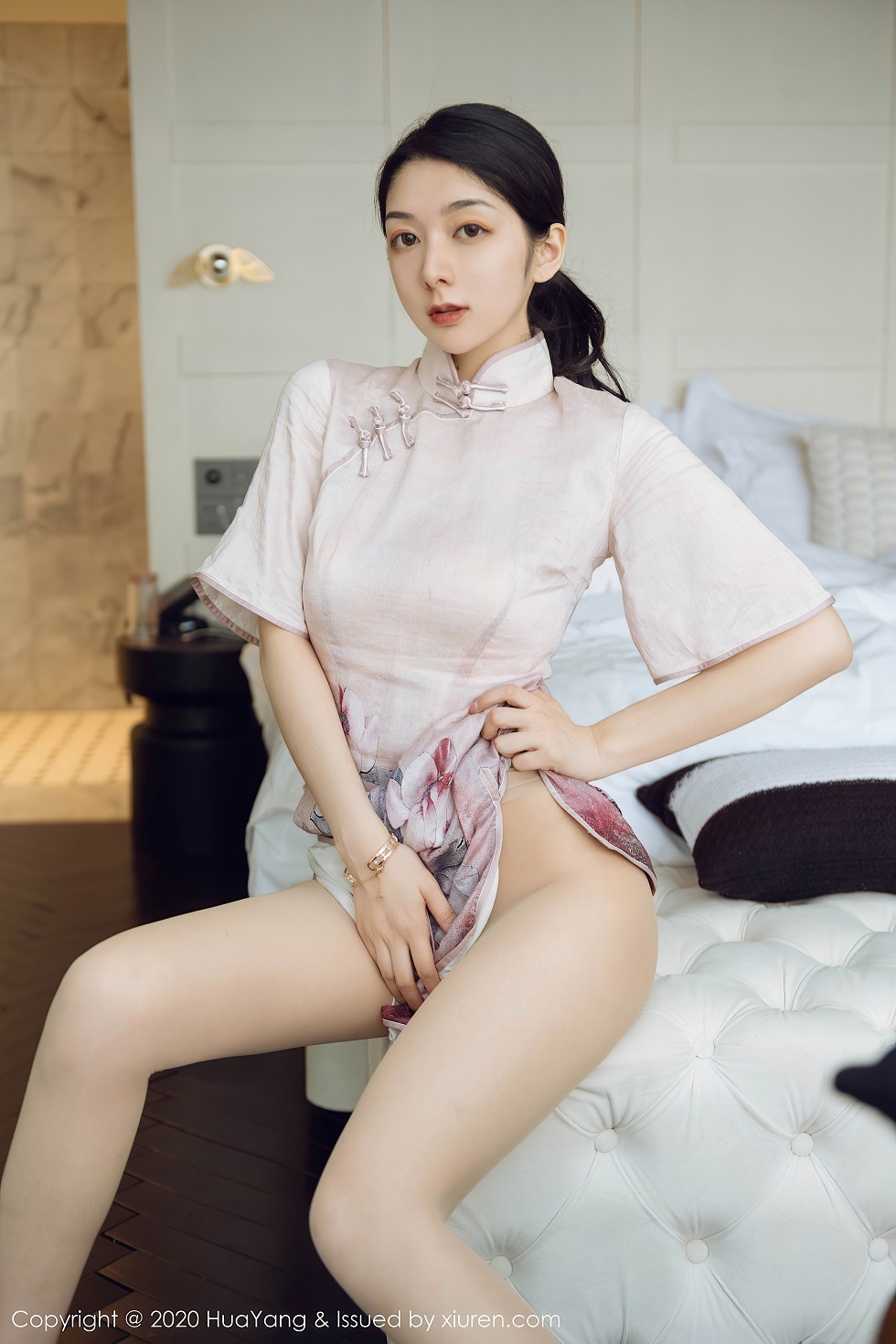 [HuaYang花漾]Vol.285_女神Angela小热巴云南旅拍典雅吊裙+古韵旗袍完美诱惑写真60P