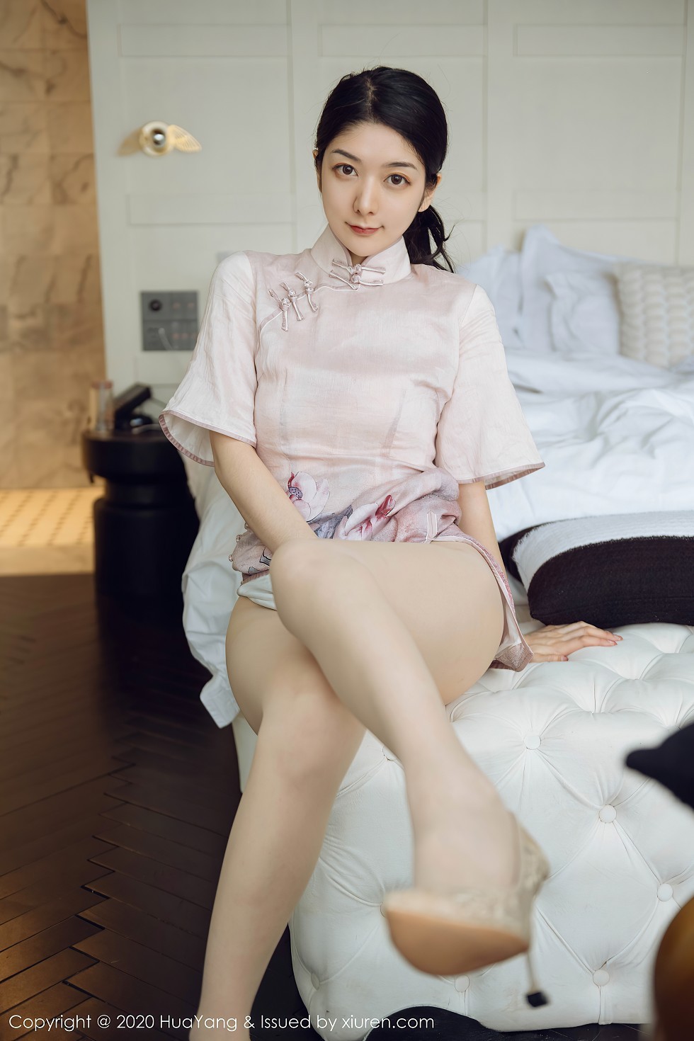 [HuaYang花漾]Vol.285_女神Angela小热巴云南旅拍典雅吊裙+古韵旗袍完美诱惑写真60P