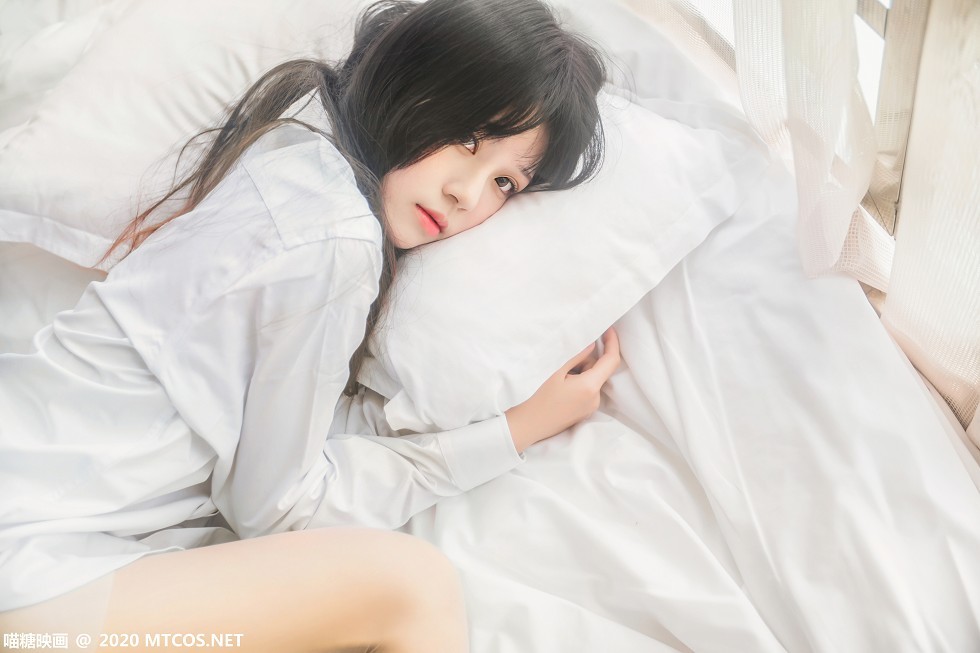 [喵糖映画]Vol.235_男友白衬衫小美女居家私房性感白丝袜秀美腿迷人写真25P