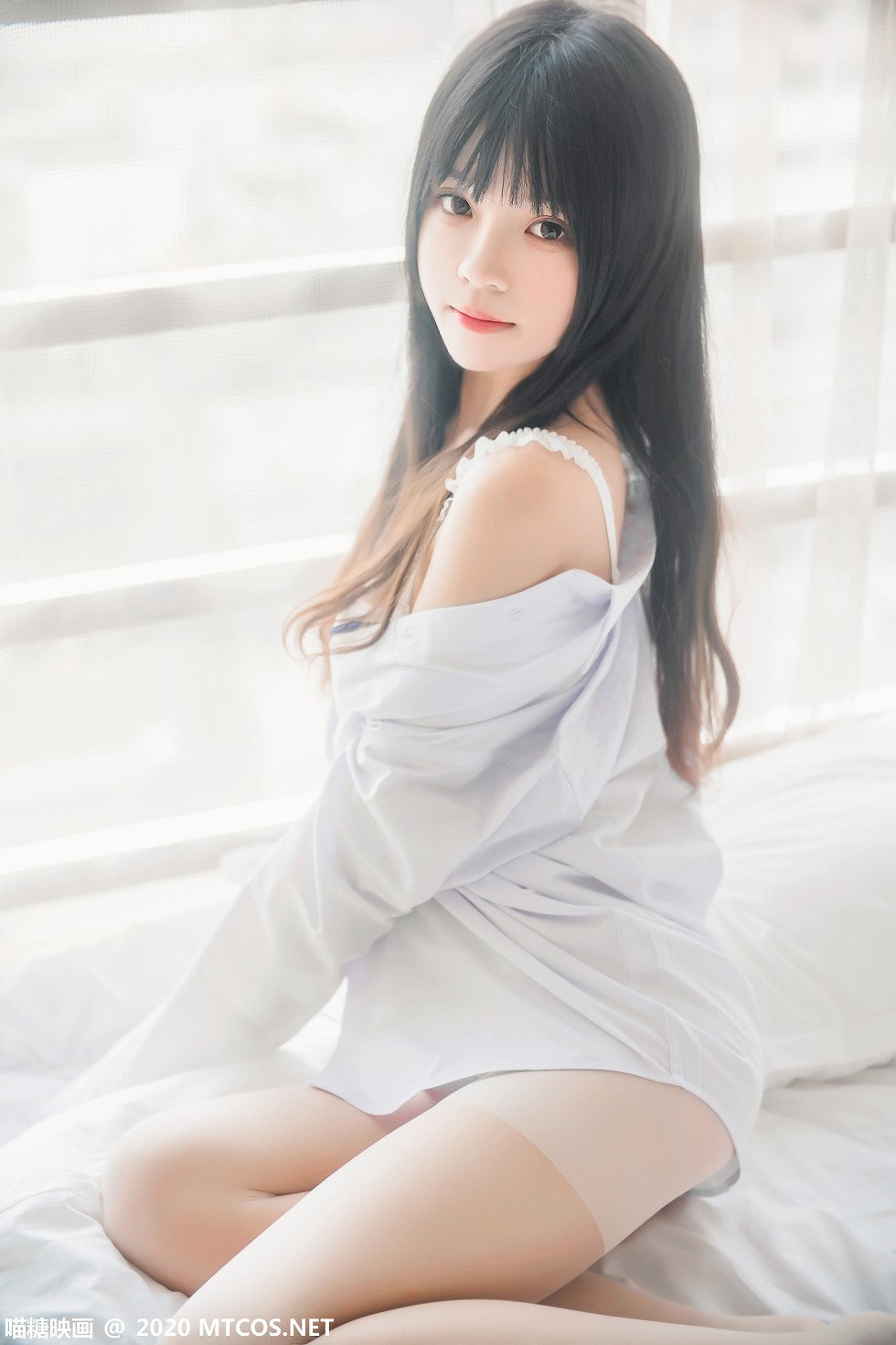 [喵糖映画]Vol.235_男友白衬衫小美女居家私房性感白丝袜秀美腿迷人写真25P