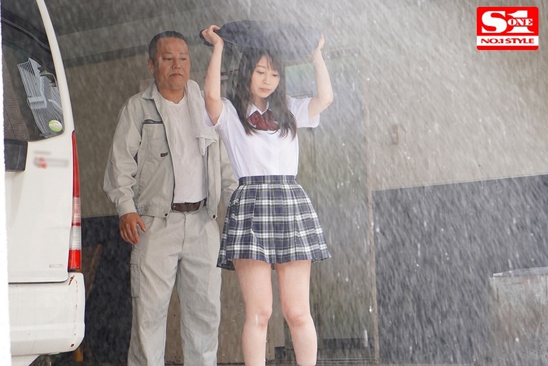 女学姐「梦乃あいか」淋湿身体 工友大叔看到忍不住