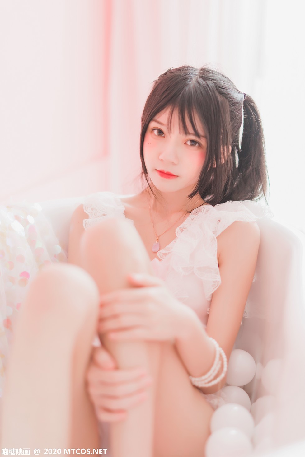 [喵糖映画]Vol.238_白色蕾丝内衣美女私房粉色浴缸里秀白嫩美腿迷人诱惑写真32P