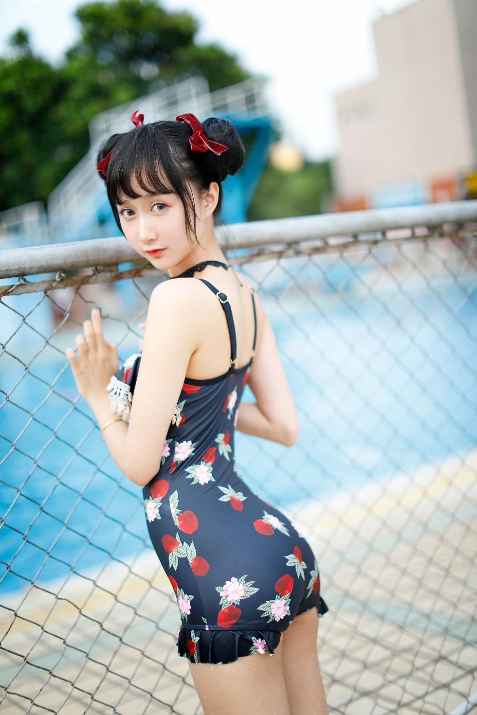 [喵糖映画]Vol.239_草莓泳衣美少女户外泳池秀白嫩美腿清爽迷人诱惑写真40P