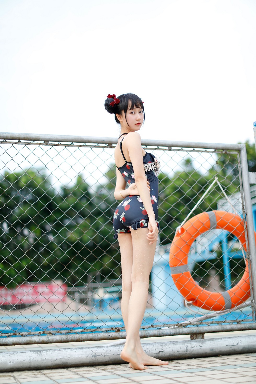 [喵糖映画]Vol.239_草莓泳衣美少女户外泳池秀白嫩美腿清爽迷人诱惑写真40P
