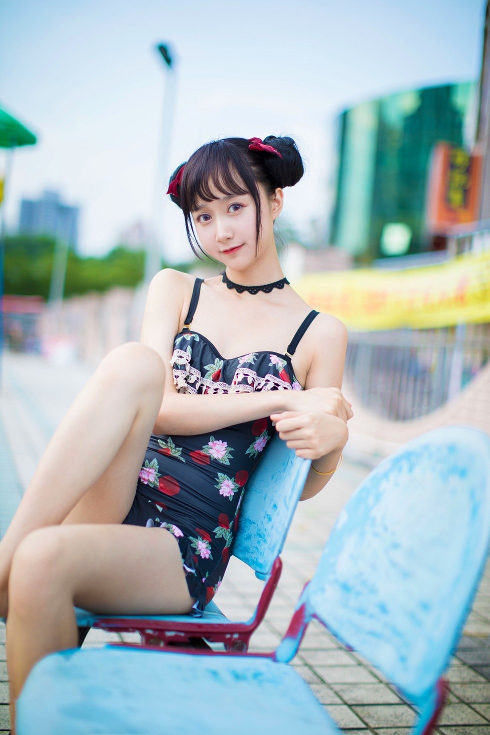 [喵糖映画]Vol.239_草莓泳衣美少女户外泳池秀白嫩美腿清爽迷人诱惑写真40P