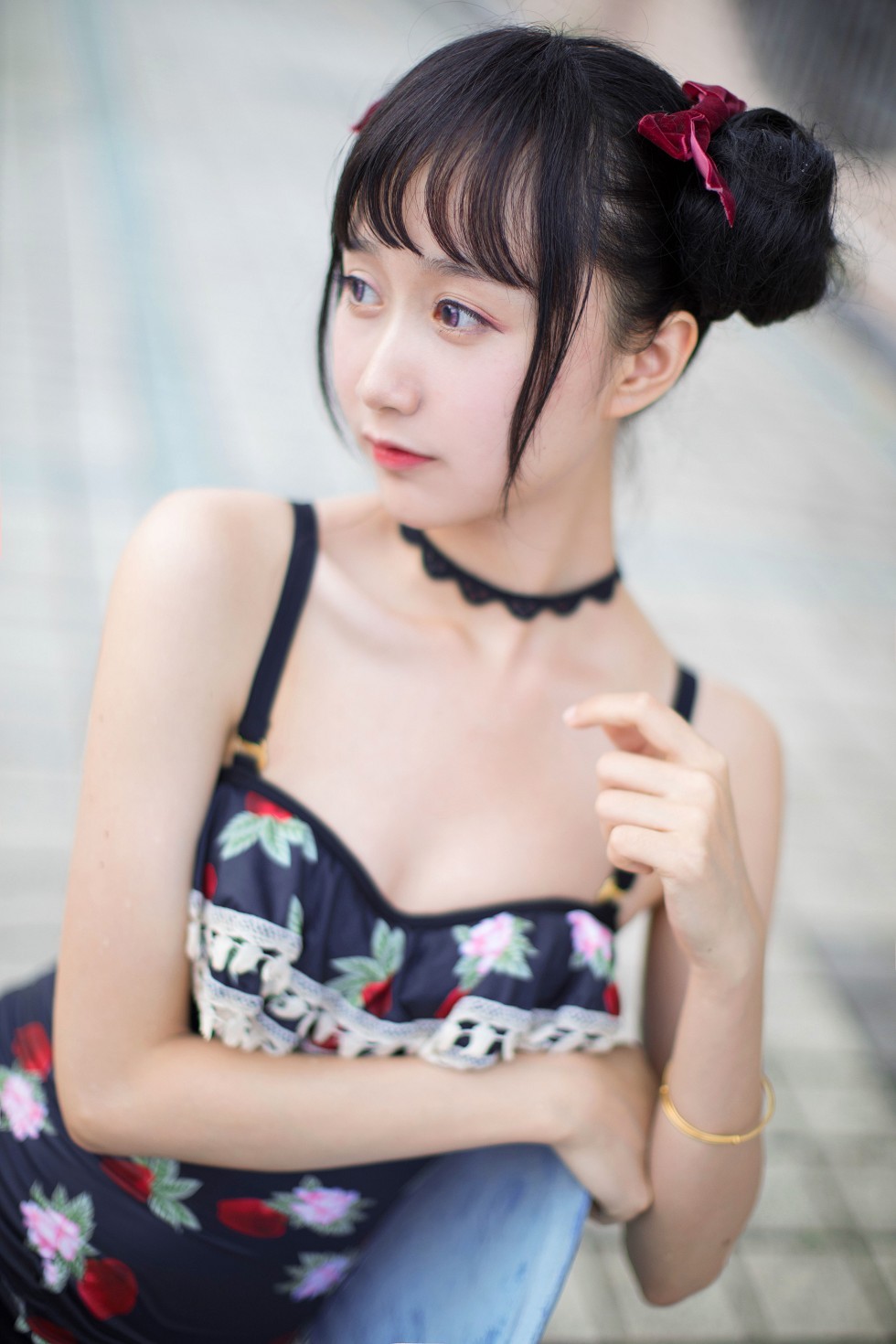 [喵糖映画]Vol.239_草莓泳衣美少女户外泳池秀白嫩美腿清爽迷人诱惑写真40P