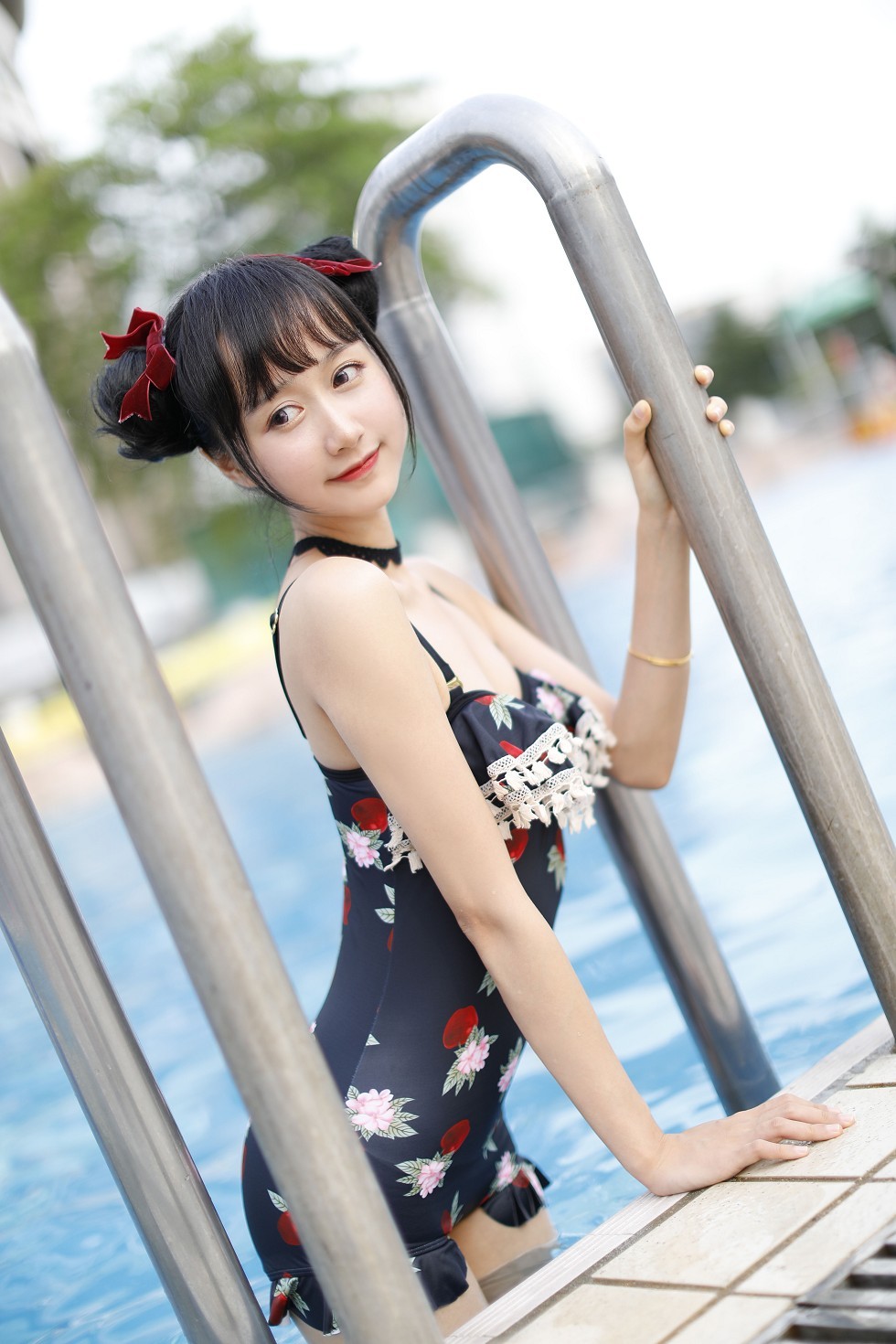 [喵糖映画]Vol.239_草莓泳衣美少女户外泳池秀白嫩美腿清爽迷人诱惑写真40P