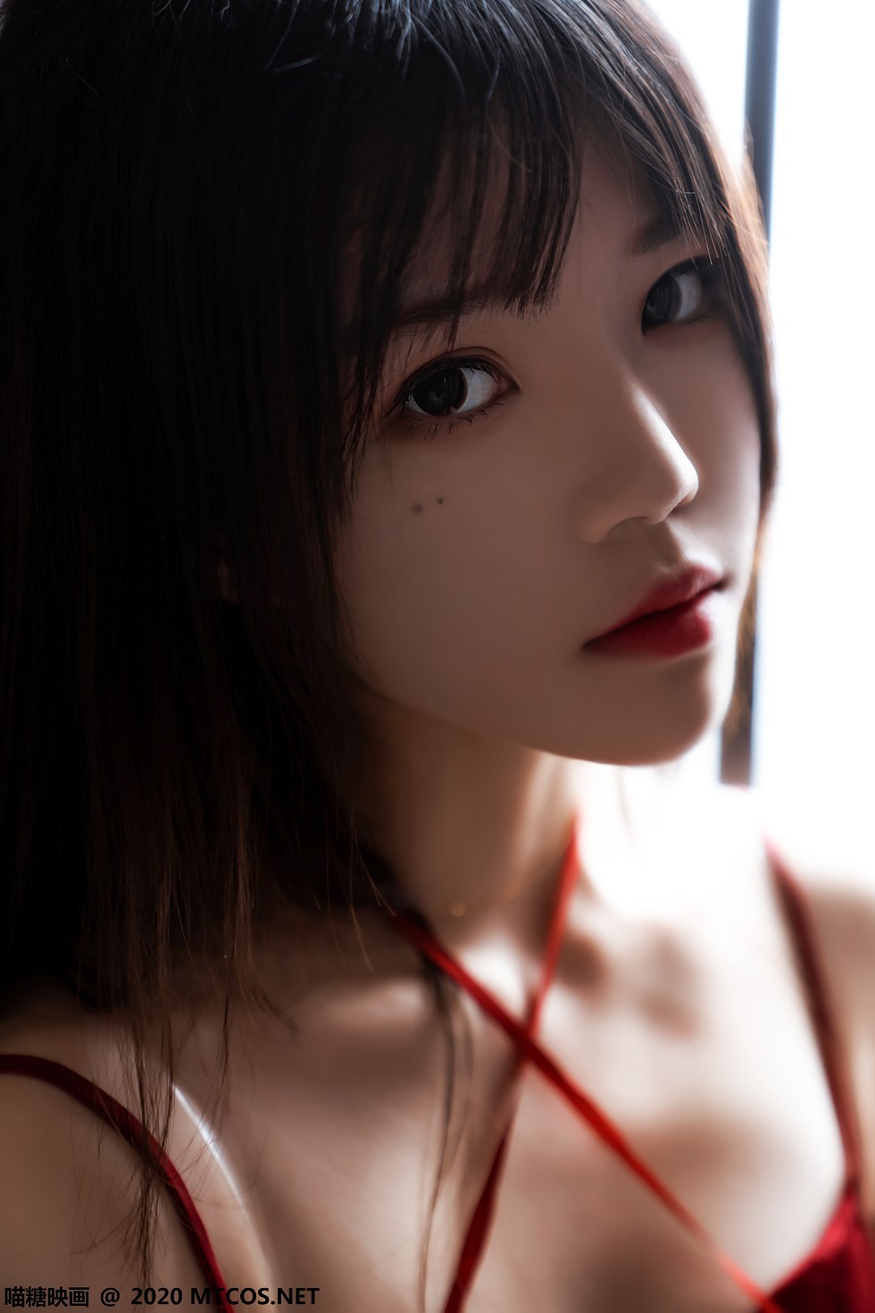 [喵糖映画]Vol.240_红色丝质吊带睡裙美女私房床上半撩露白嫩美腿诱惑写真39P