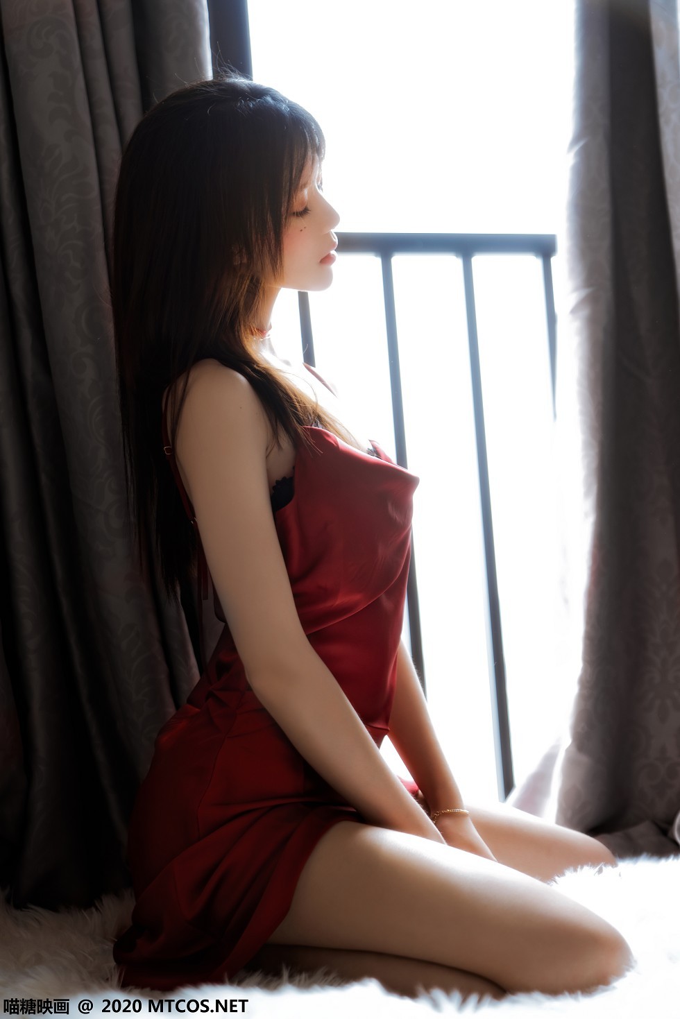 [喵糖映画]Vol.240_红色丝质吊带睡裙美女私房床上半撩露白嫩美腿诱惑写真39P