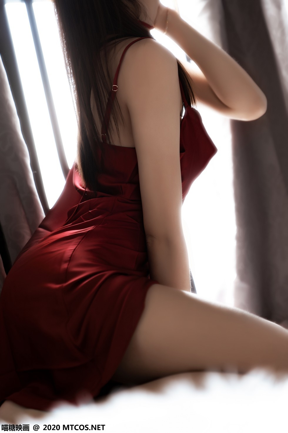 [喵糖映画]Vol.240_红色丝质吊带睡裙美女私房床上半撩露白嫩美腿诱惑写真39P