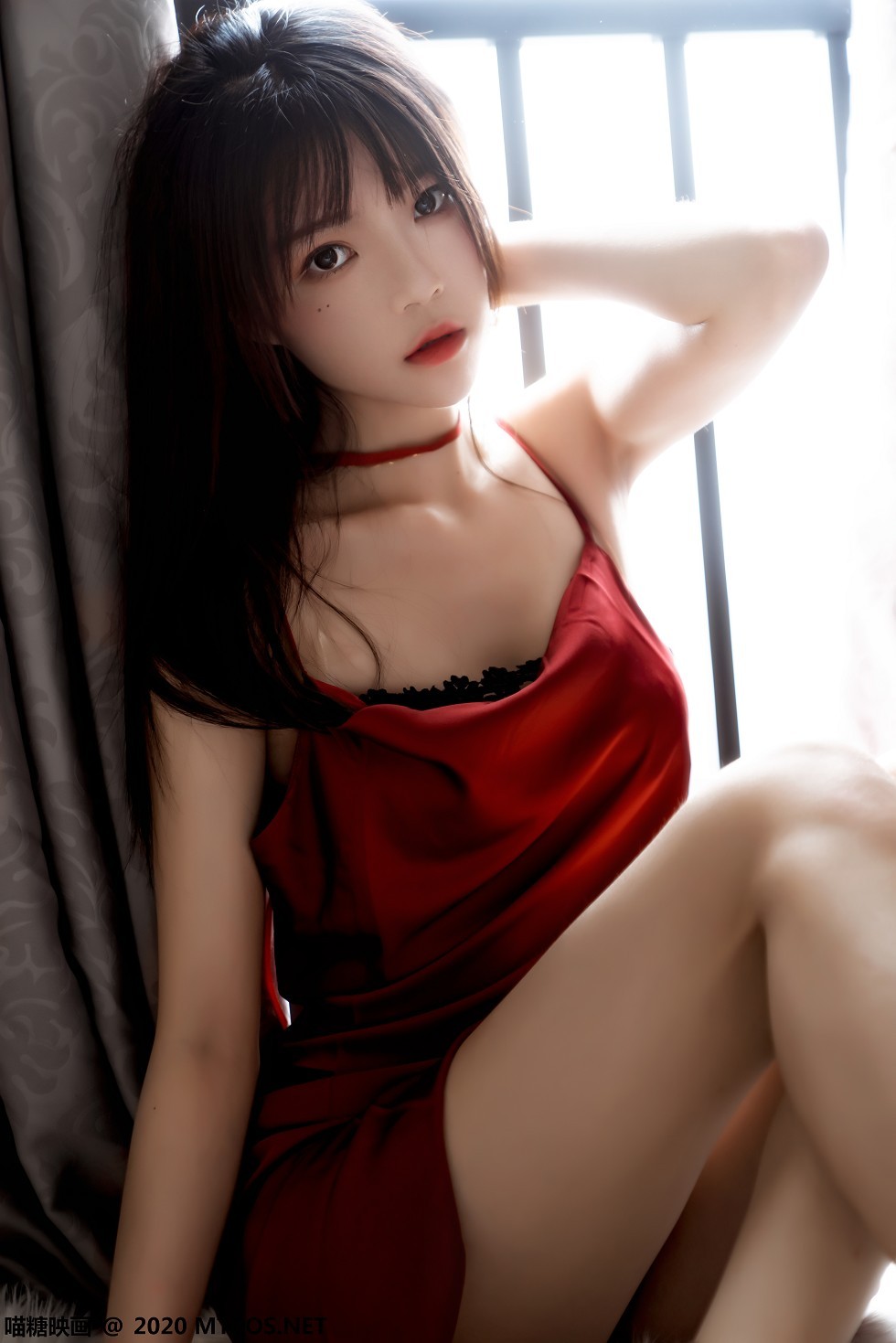 [喵糖映画]Vol.240_红色丝质吊带睡裙美女私房床上半撩露白嫩美腿诱惑写真39P