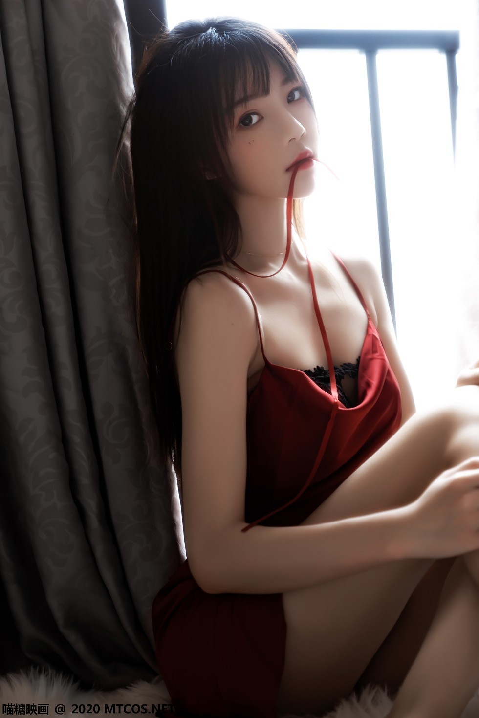 [喵糖映画]Vol.240_红色丝质吊带睡裙美女私房床上半撩露白嫩美腿诱惑写真39P