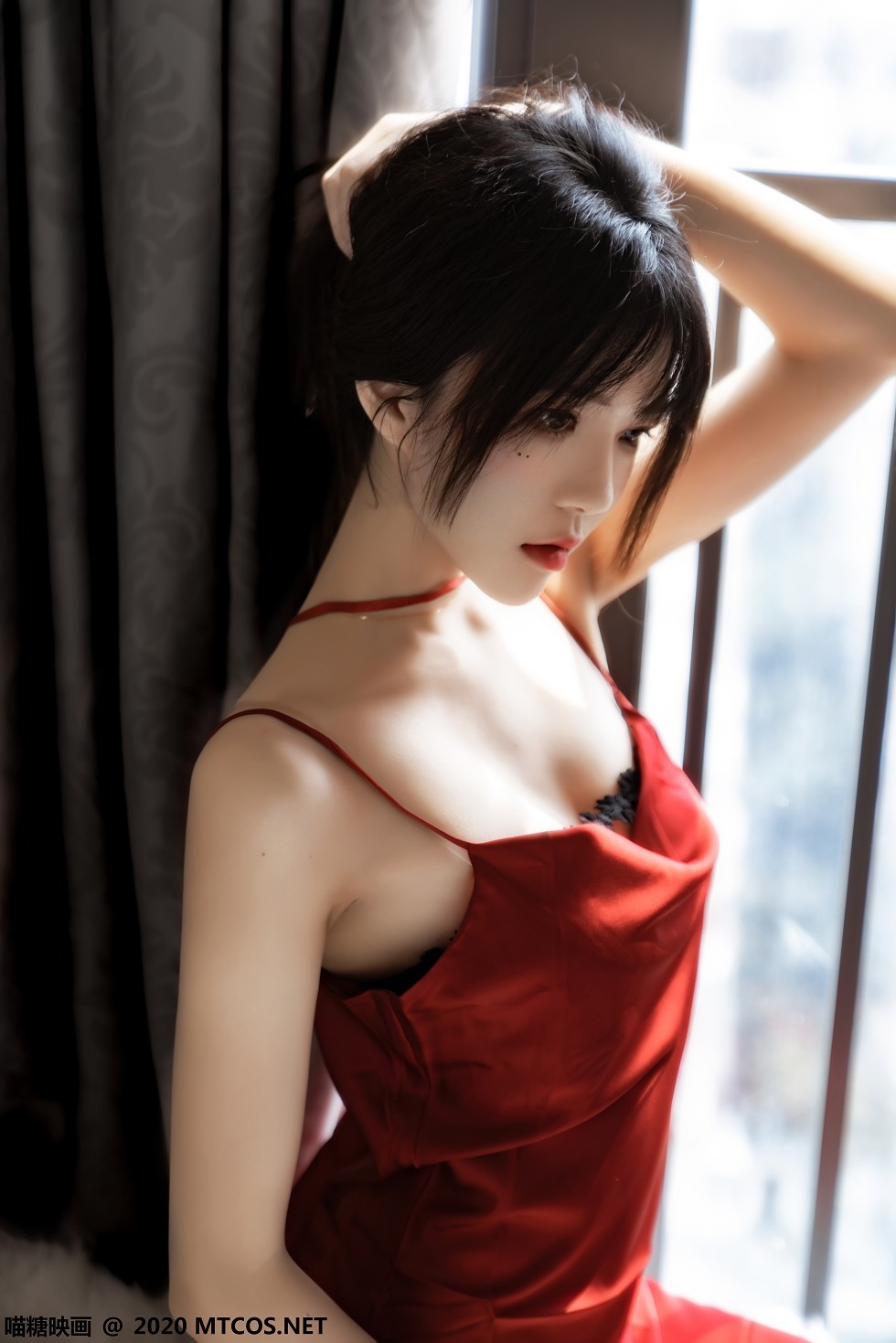 [喵糖映画]Vol.240_红色丝质吊带睡裙美女私房床上半撩露白嫩美腿诱惑写真39P