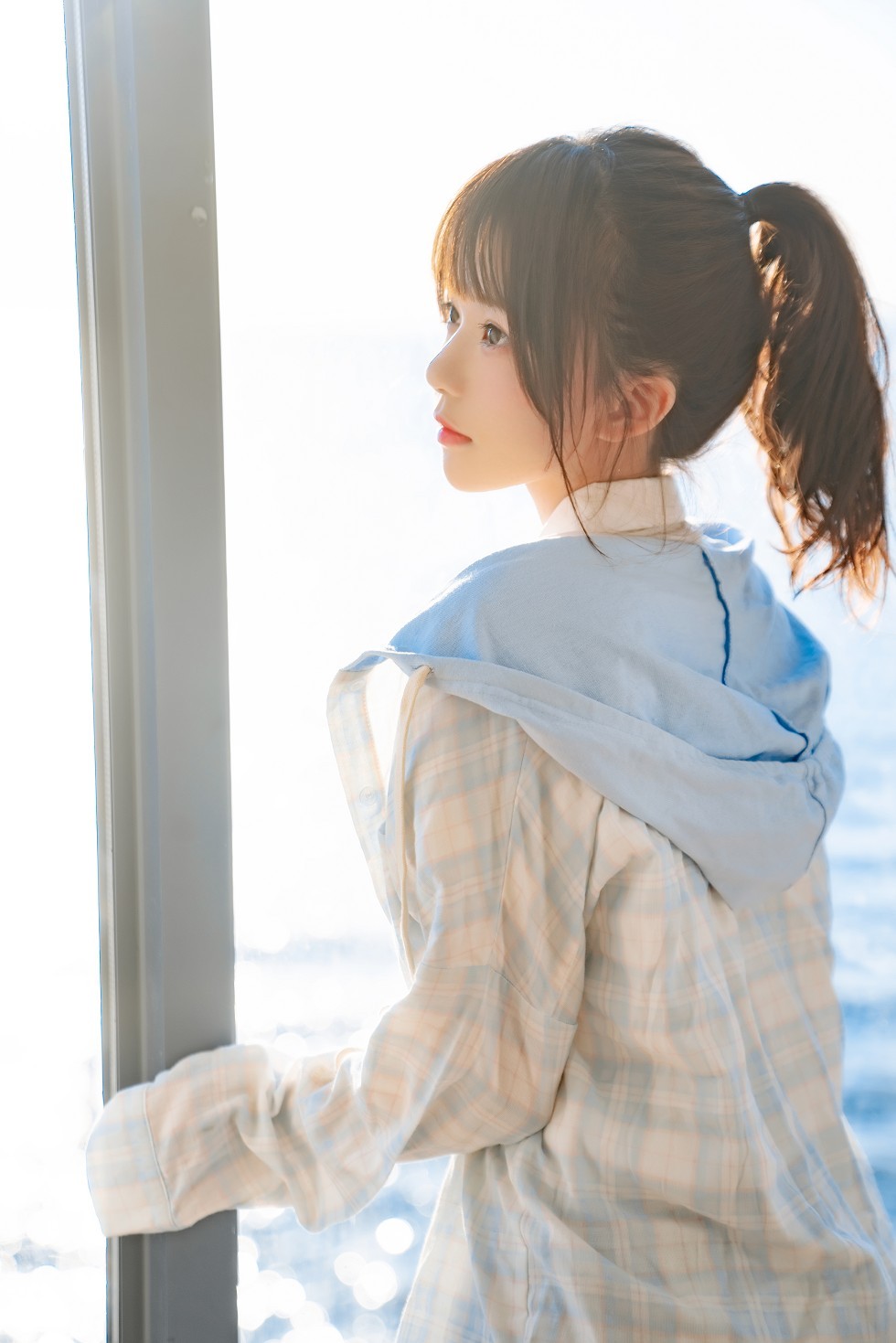 [喵糖映画]Vol.241_白衬衣美少女窗边的海主题私房性感格子裙秀美腿迷人写真30P