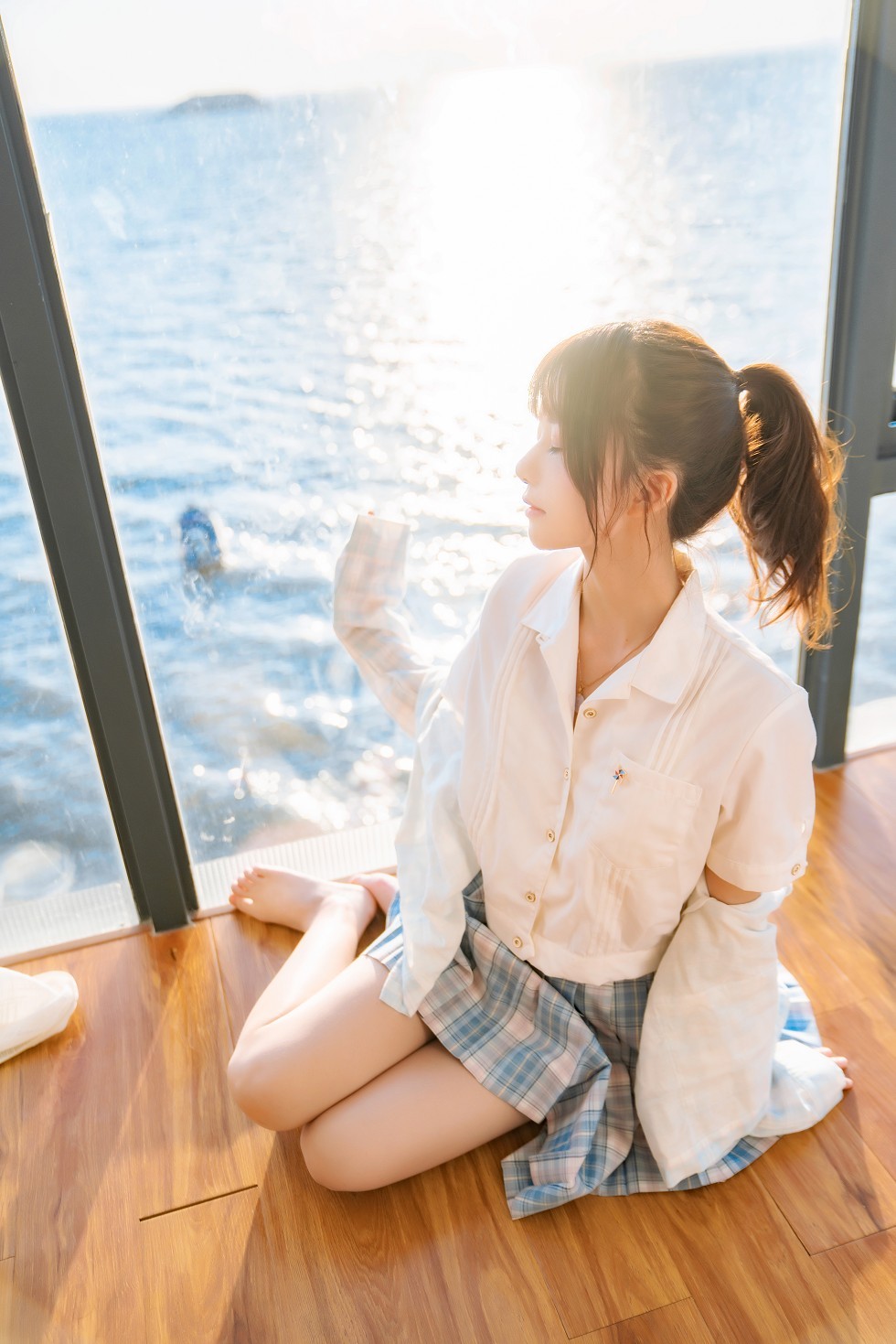 [喵糖映画]Vol.241_白衬衣美少女窗边的海主题私房性感格子裙秀美腿迷人写真30P