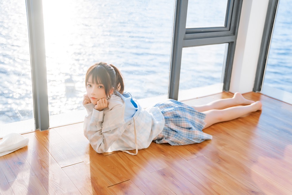 [喵糖映画]Vol.241_白衬衣美少女窗边的海主题私房性感格子裙秀美腿迷人写真30P