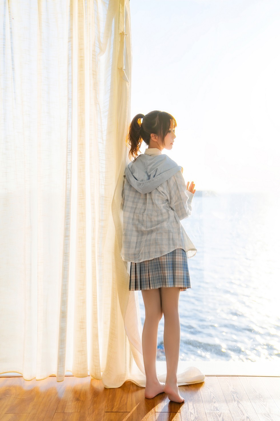 [喵糖映画]Vol.241_白衬衣美少女窗边的海主题私房性感格子裙秀美腿迷人写真30P