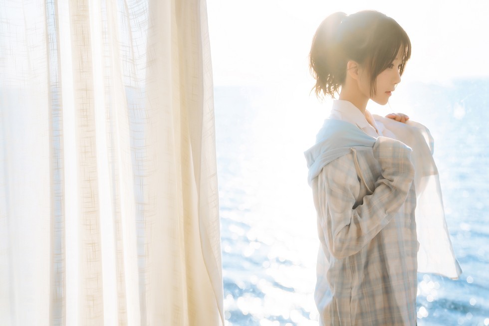 [喵糖映画]Vol.241_白衬衣美少女窗边的海主题私房性感格子裙秀美腿迷人写真30P