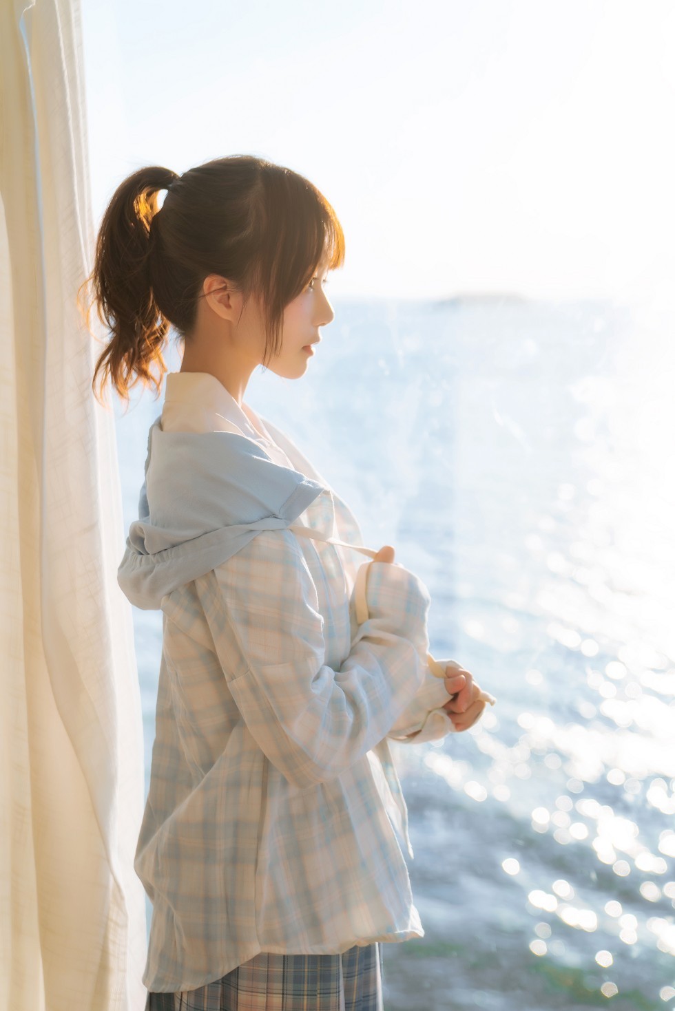 [喵糖映画]Vol.241_白衬衣美少女窗边的海主题私房性感格子裙秀美腿迷人写真30P