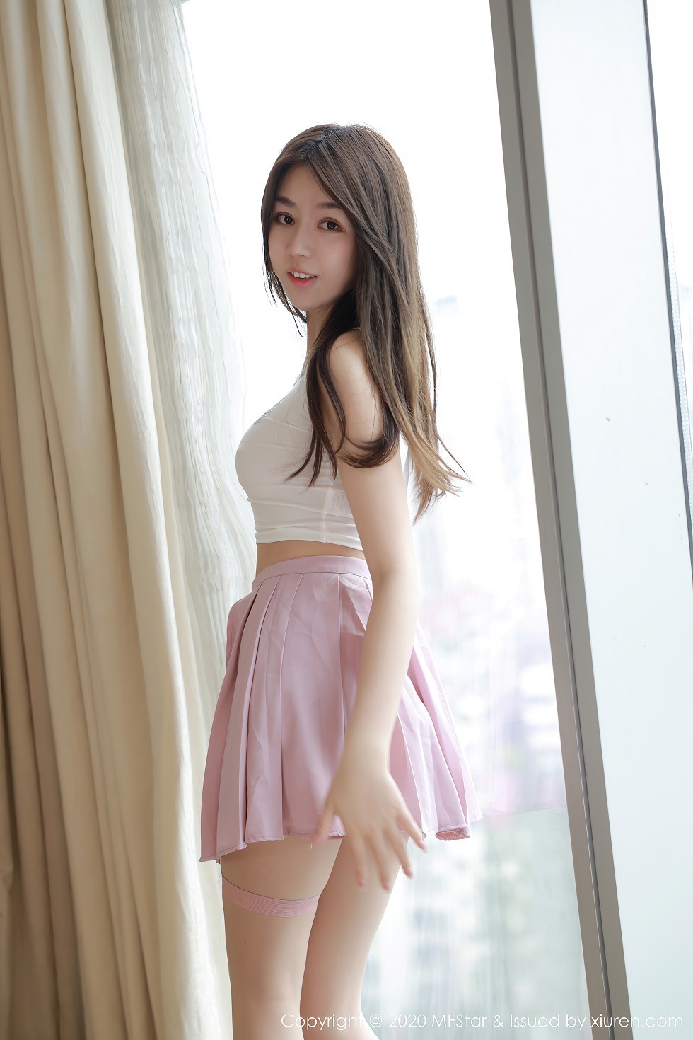 [MFStar模范学院]Vol.384_嫩模梦梵私房吊带内衣配粉色短裙秀完美身材诱惑写真43P