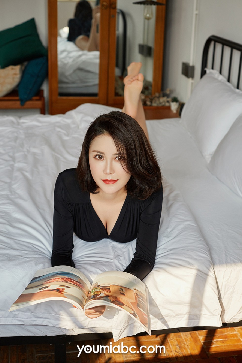 [YouMi尤蜜]Vol.339_嫩模乔雪私房黑色开胸连体衣半脱露傲人豪乳撩人诱惑写真27P