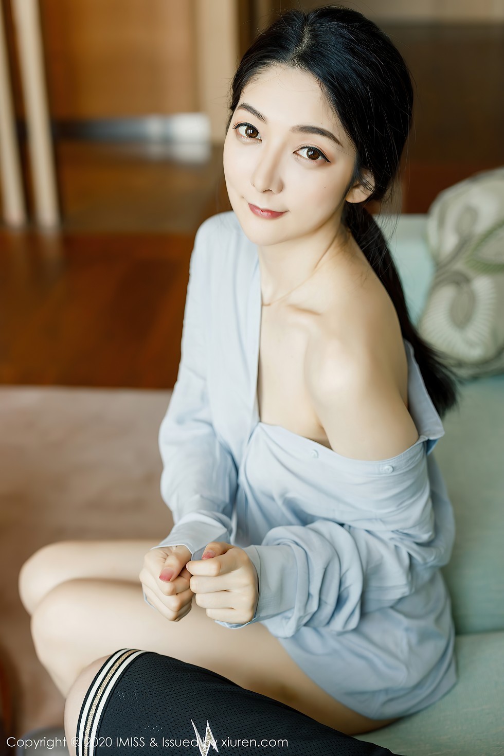 [IMISS爱蜜社]Vol.499_女神Angela小热巴女友视觉主题性感衬衣秀白嫩美腿诱惑写真52P