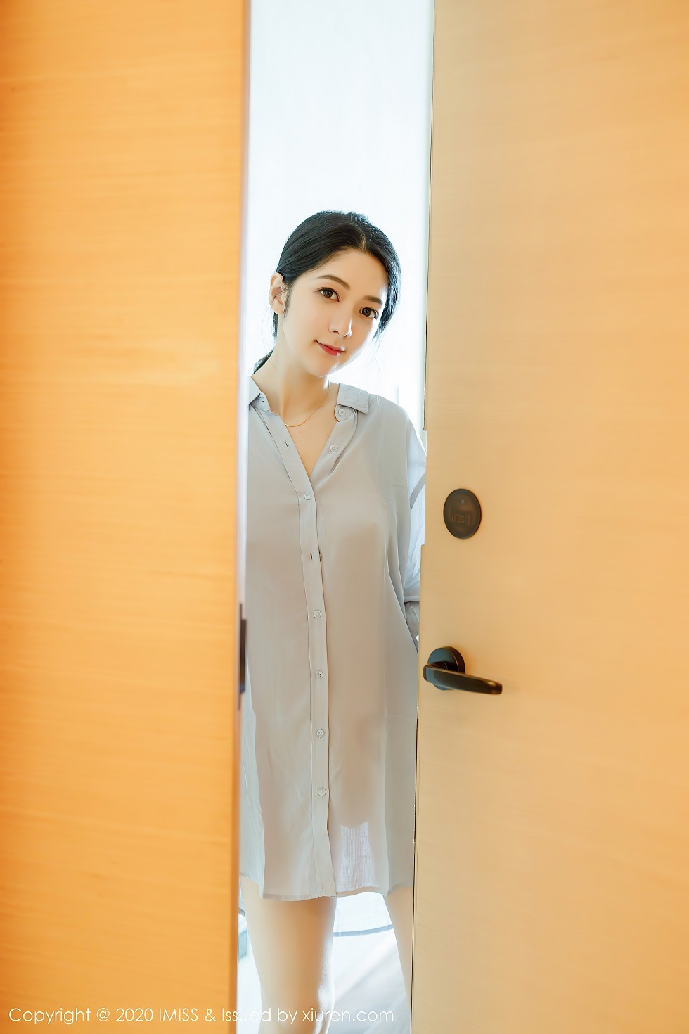 [IMISS爱蜜社]Vol.499_女神Angela小热巴女友视觉主题性感衬衣秀白嫩美腿诱惑写真52P