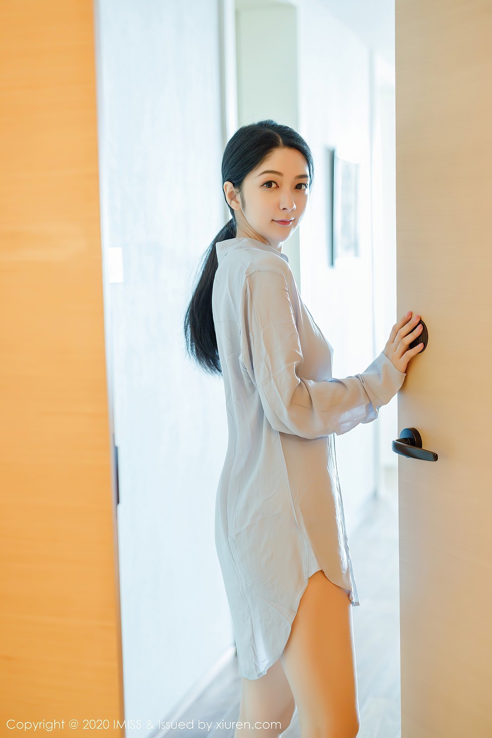 [IMISS爱蜜社]Vol.499_女神Angela小热巴女友视觉主题性感衬衣秀白嫩美腿诱惑写真52P