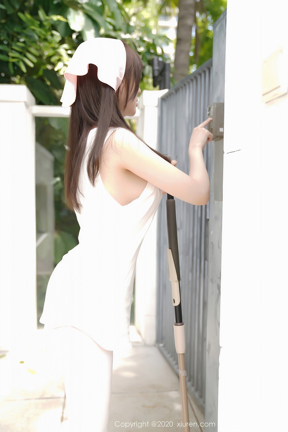 XiuRen第2557期_女神糯美子Mini性感家政女仆主题超薄无内白丝裤袜极致诱惑写真106P