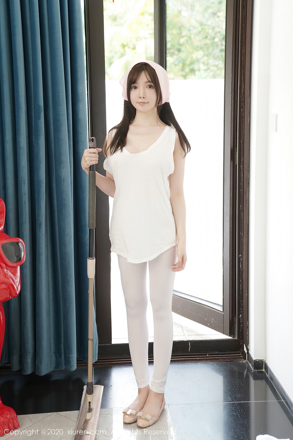XiuRen第2557期_女神糯美子Mini性感家政女仆主题超薄无内白丝裤袜极致诱惑写真106P