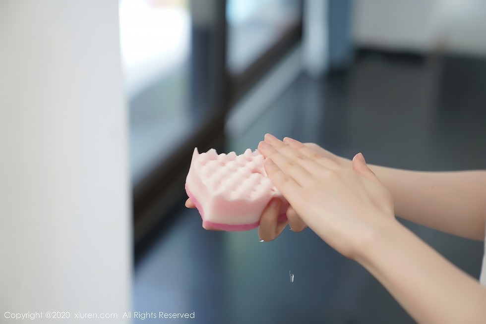 XiuRen第2557期_女神糯美子Mini性感家政女仆主题超薄无内白丝裤袜极致诱惑写真106P