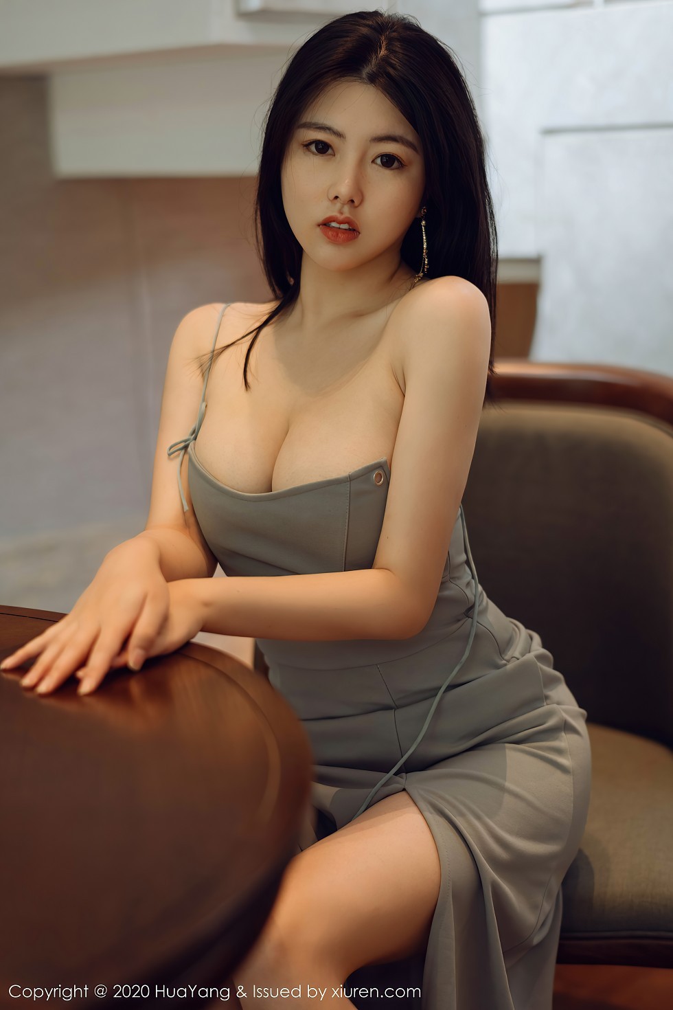 [HuaYang花漾]Vol.290_女神娜露Selena西双版纳旅拍华丽吊裙秀丰乳肥臀诱惑写真55P